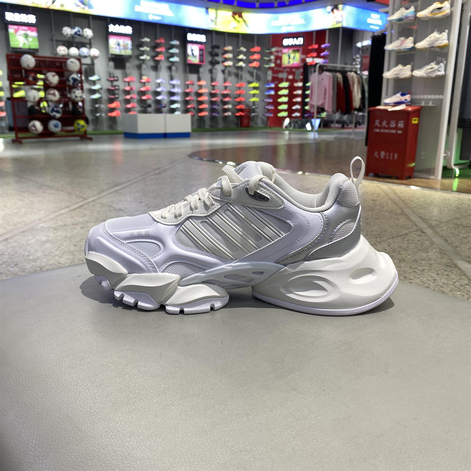 阿迪达斯新款男士女士专业防滑轻便透气舒适健步跑步运动鞋JR3086