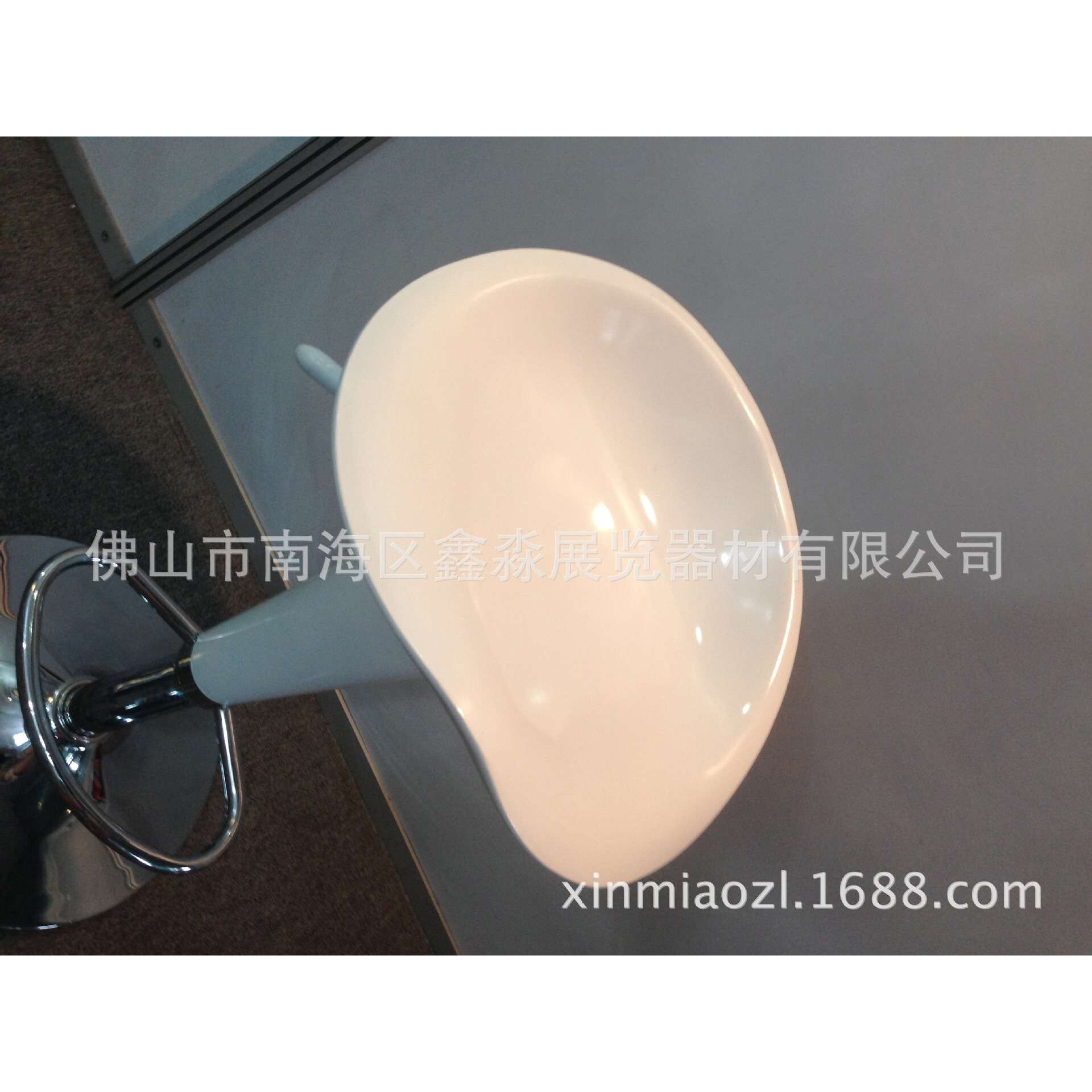展台吧椅 白色吧台椅 会展专用吧椅 塑料底盘酒吧饮料吧台调节椅