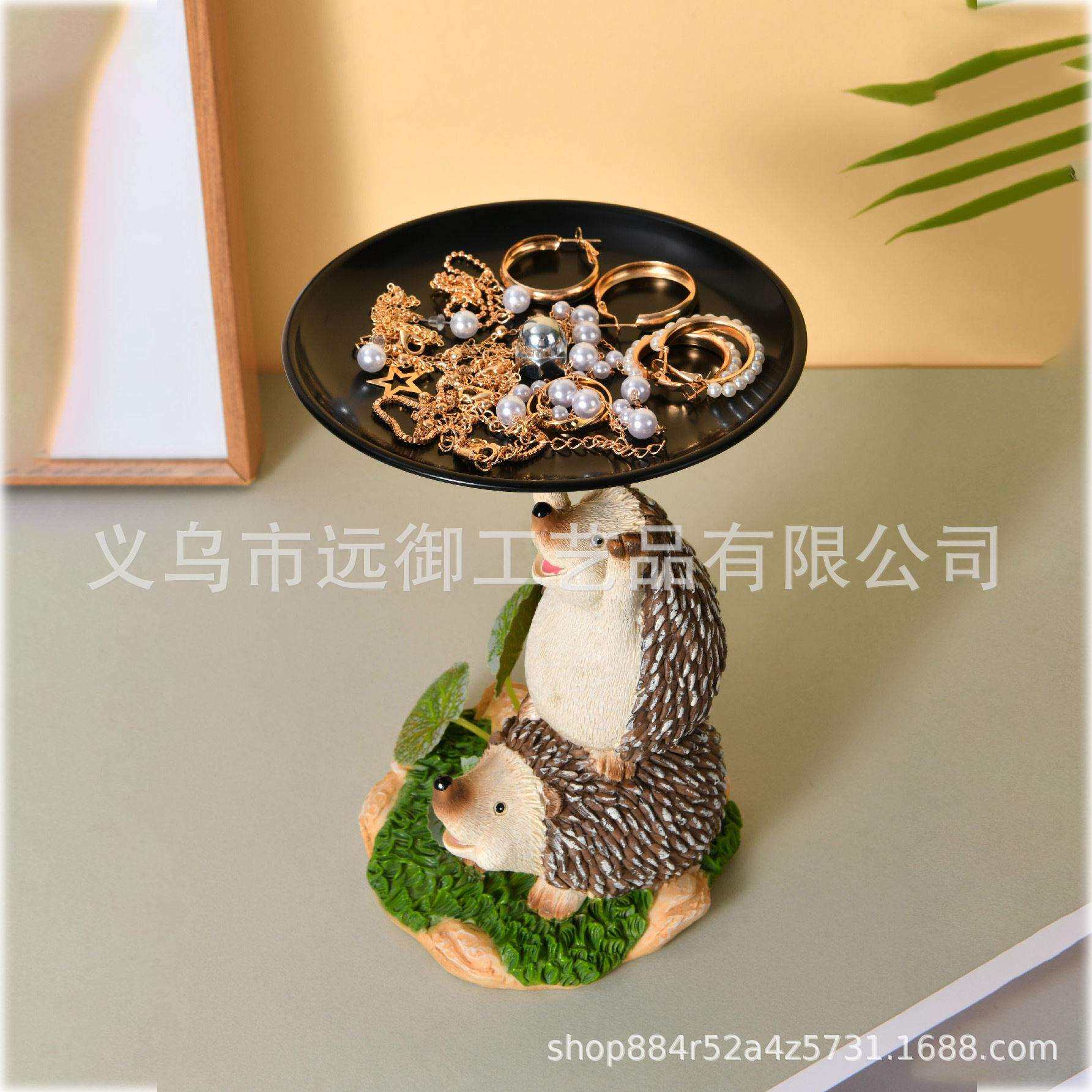 跨境创意轻奢刺猬青蛙乘凉中式家居玄关卧室桌面树脂收纳摆件