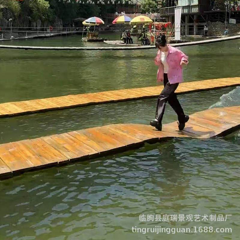 水上漂浮桥户外网红趣味闯关摇摆桥设备景区水上浮板桥湖泊室外
