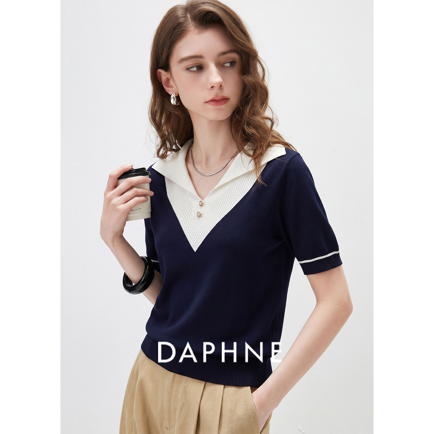 Daphne达芙妮学院风通勤针织衫女士夏季翻领修身显瘦气质短袖上衣