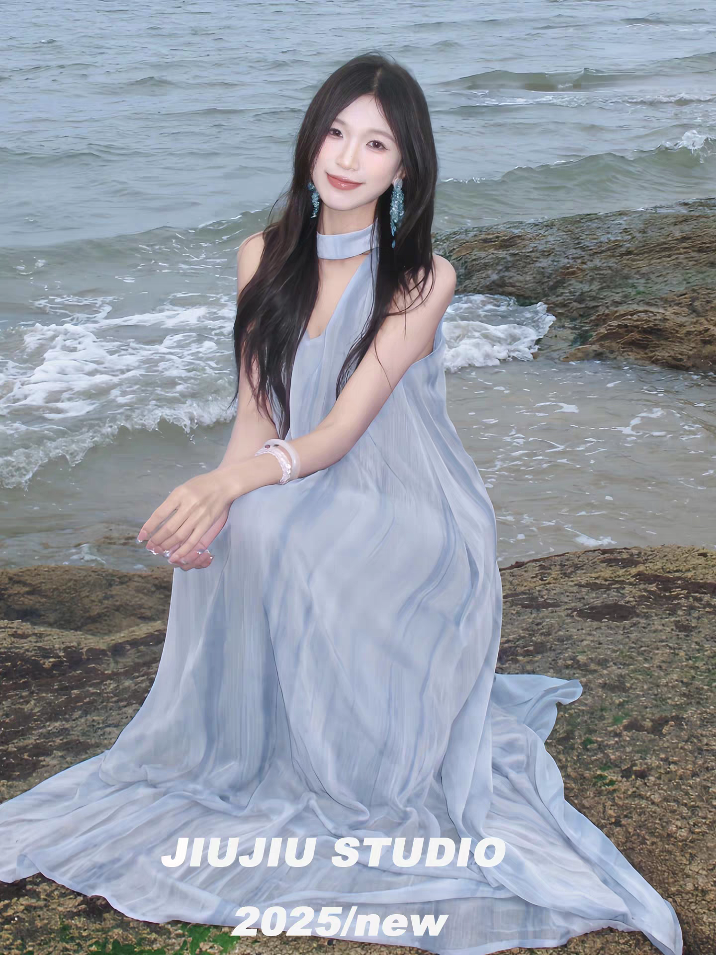 法式蓝色V领挂脖连衣裙女夏季清冷感海边度假风显瘦无袖薄纱长裙