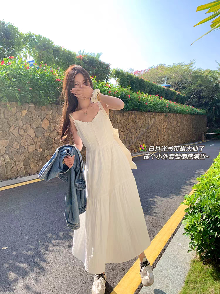 曾小咸 韩系海边度假白色v领吊带连衣裙女夏季新款吊带裙长裙裙子