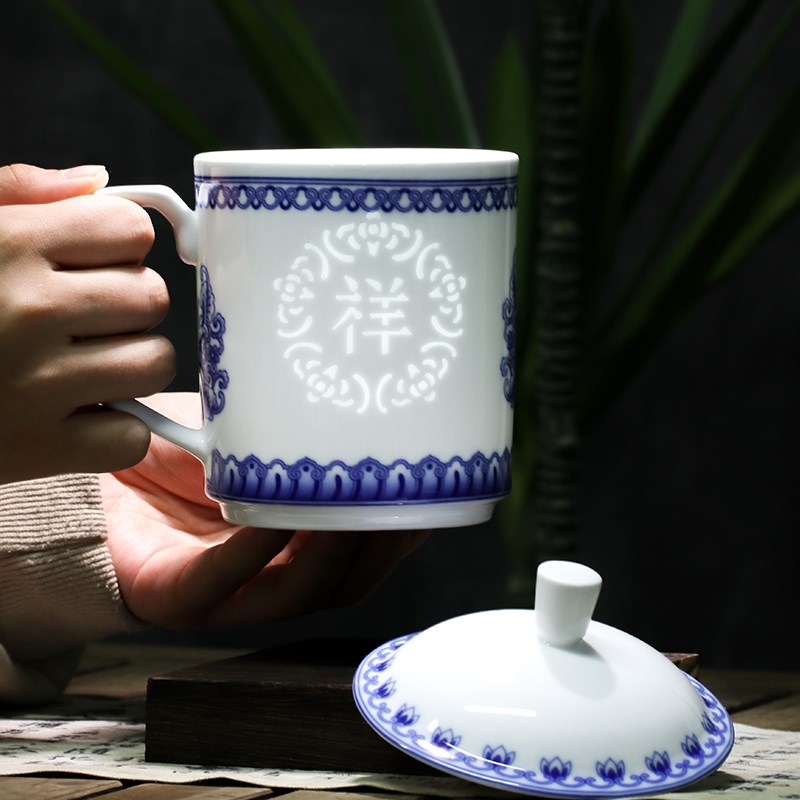 景德镇陶瓷青花玲珑泡茶杯办公杯子带盖杯带把家用会议杯瓷镂空杯