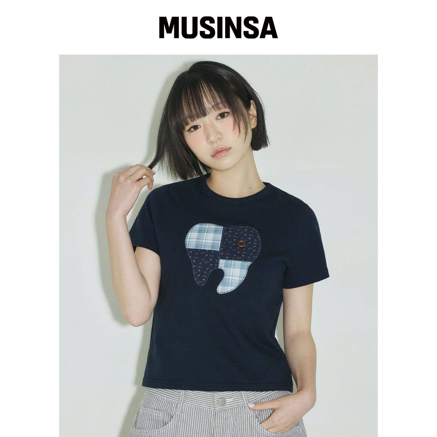 SLEEKGLOW 投斯刺绣纽扣T恤[深蓝色] MUSINSA韩国官网直邮进口图片