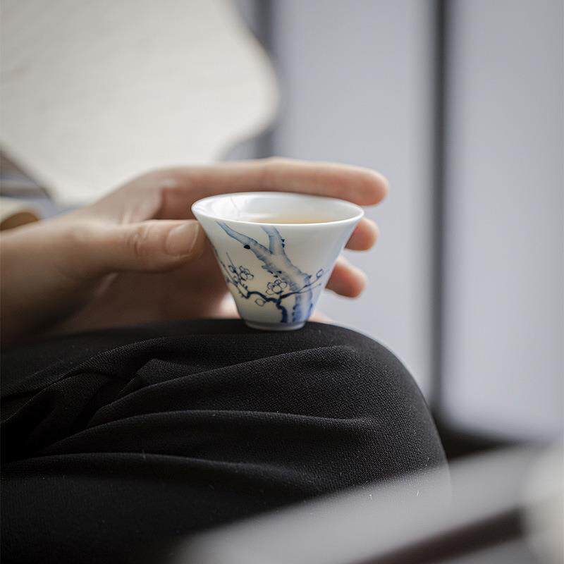明知山志 晴山蓝梅引若云归茶杯 手绘梅花陶瓷品茗杯家用文人单杯