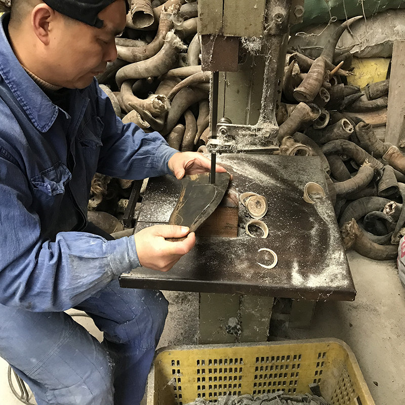 珍角堂天然牦牛角羊角白水牛角黄牛角梳现场加工各种牛角制品订制