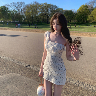 俏皮可爱性感印花荷叶边单肩带连衣裙女 Hyde记忆 你 懒懒llan