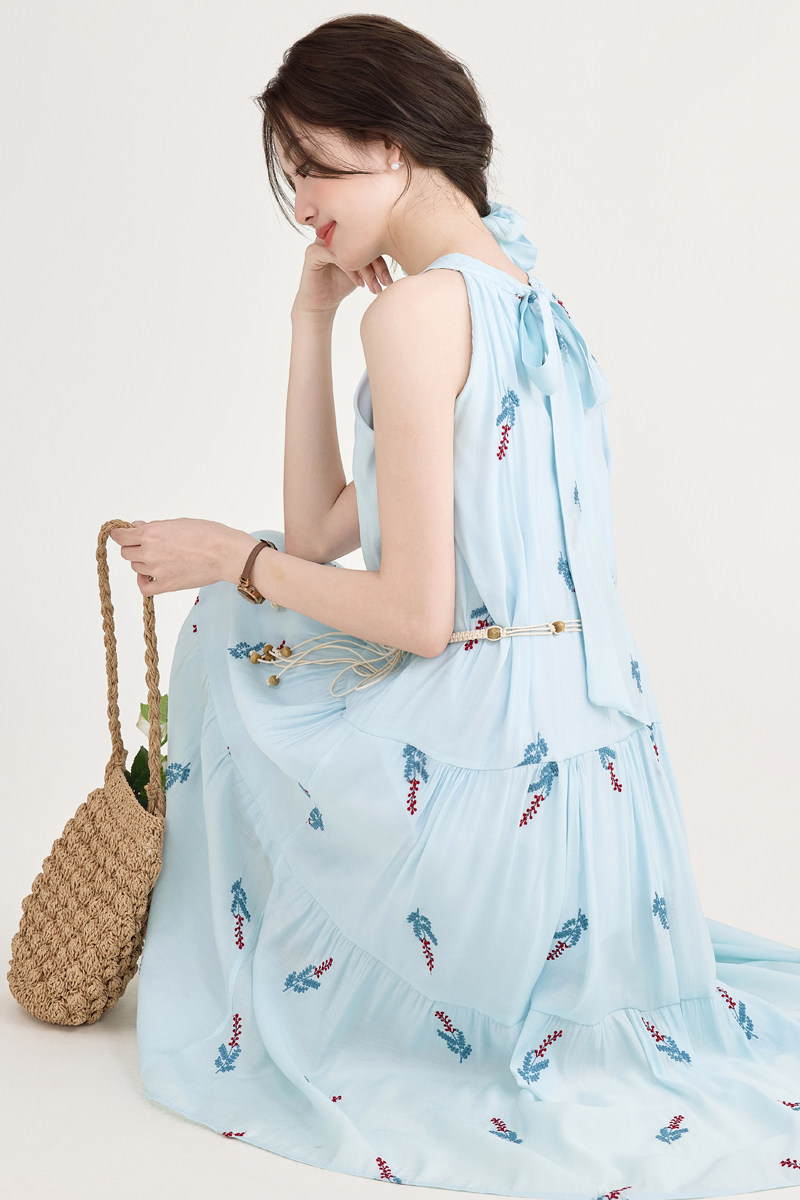 法式度假风挂脖高端气质连衣裙女2026年夏季挂脖刺绣无袖长裙子