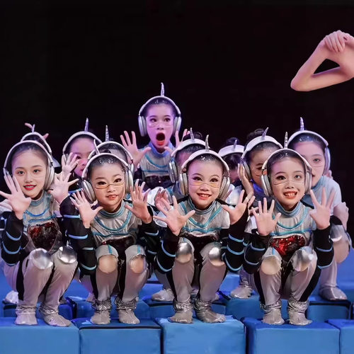 2026新款未来科技感服装机器人衣服AI的陪伴演出服银色宇航员儿