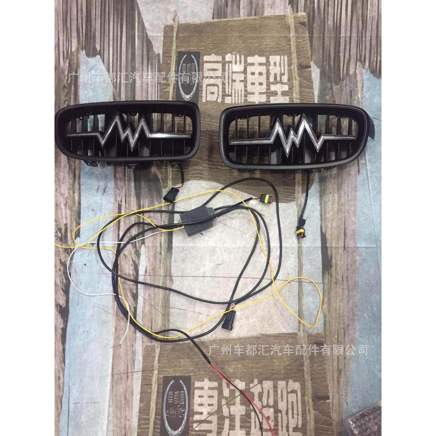 适用BMW3系 F30F35 LED心跳中网 心电转向流光中网