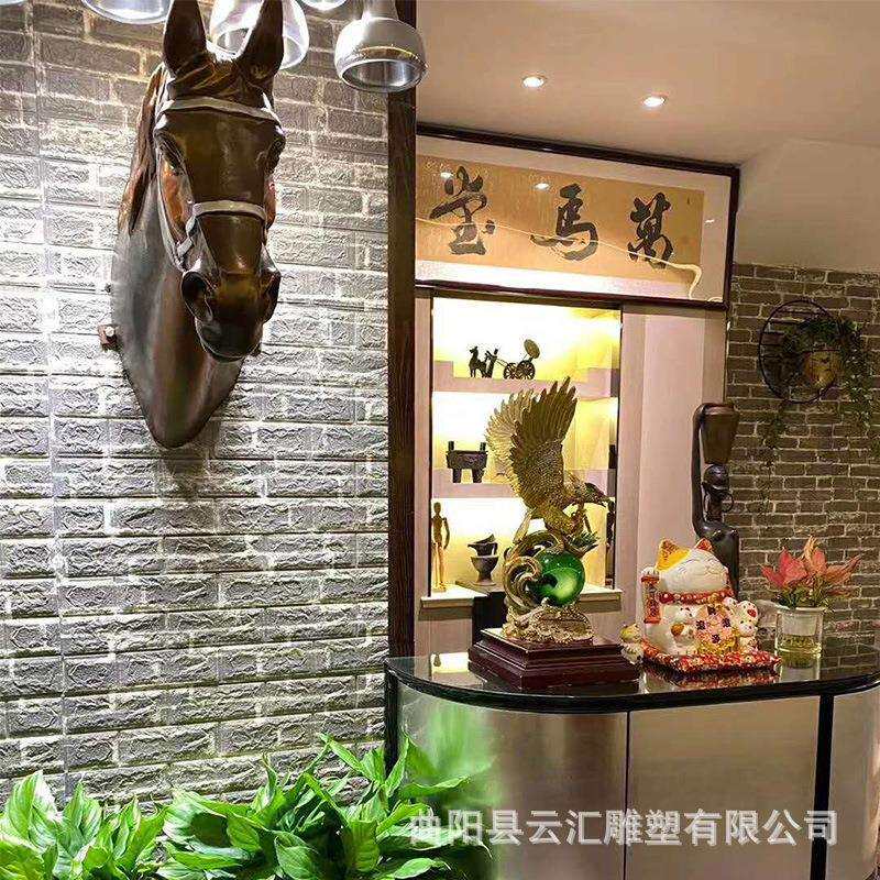 玻璃钢半身马铸铜马头雕塑创意穿墙马景区巷子口酒店大堂景观摆件