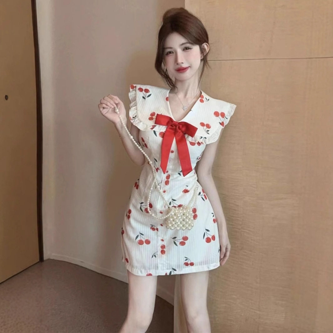 樱桃碎花小飞袖v领收腰无袖连衣裙女夏季法式独特漂亮娃娃领短裙