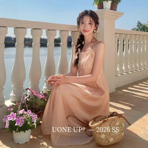 UONE2026春夏季新款巴黎蔷薇气质蕾丝拼接温柔风吊带连衣长裙女