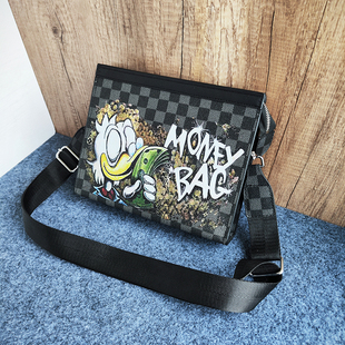 潮牌男士单肩包硬皮质真时尚斜挎包棋盘格撞色男女休闲小挎包爆款