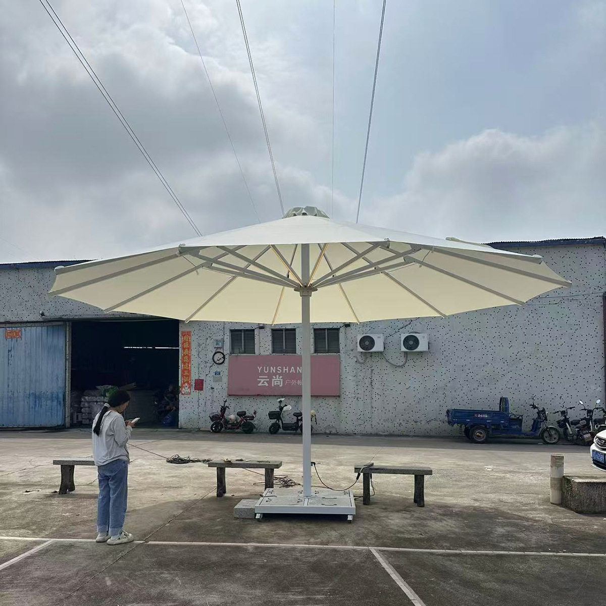 别墅酒店大型户外遮阳伞商用铝合金中柱帝国伞带灯带广场工程大伞图片