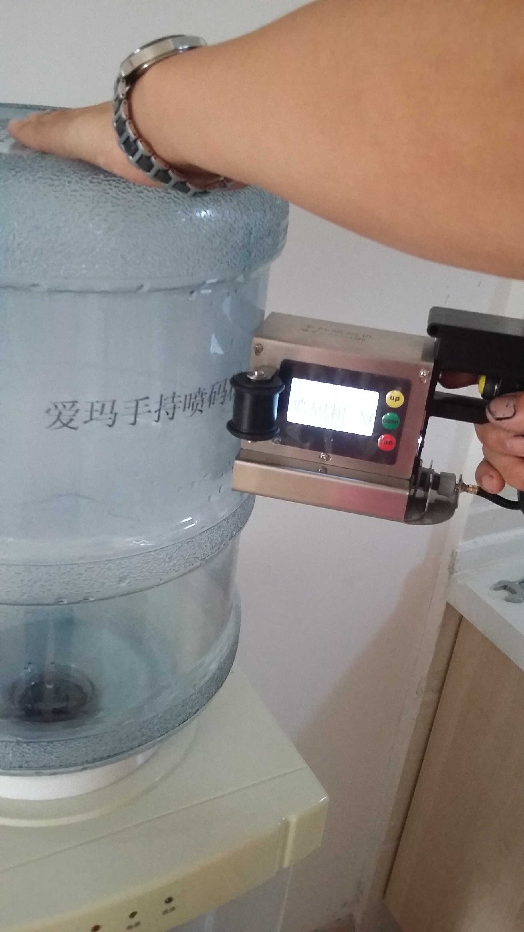 手持式喷码机手提便携生产日期批号编号图案打码机纸箱钢板管打字