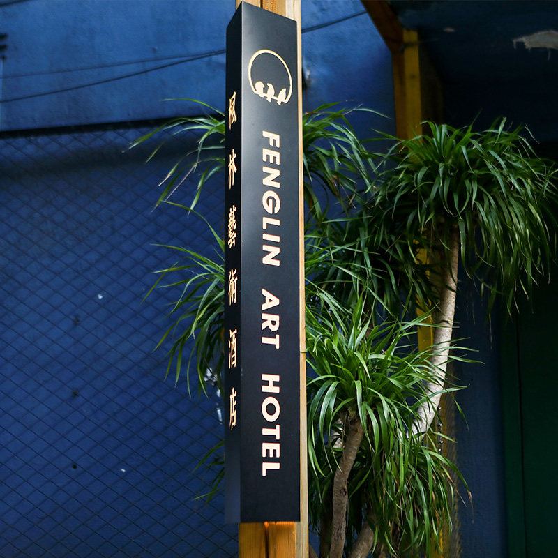 三角形小灯箱招牌商场亚克力烤漆指示牌酒店发光字吊挂牌定制