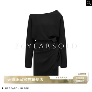 26YEARS 通勤连衣裙 OLD斜肩黑色收腰褶皱小黑裙时髦设计感轻时尚