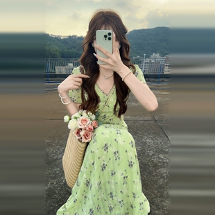 度假风长裙 2026新款 巨好看小众气质绿色v领碎花连衣裙子女装 夏季