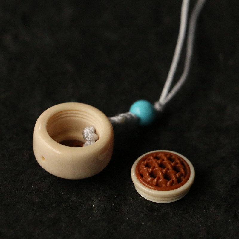 直径约2厘米猛犸牙香囊海派精工制作橄榄核蒙心手机钥匙背包挂件