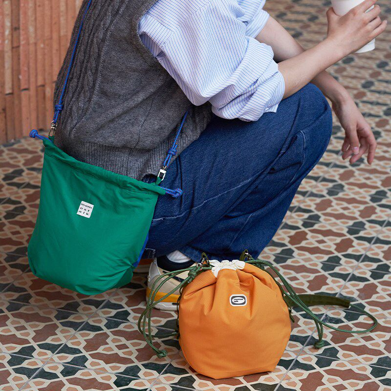 莫语 AB面防撞收纳包多功能单肩背包相机包束口收纳袋手拎化妆包