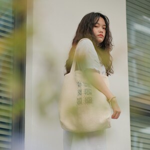 本圆布包新款设计手工刺绣文艺简约复古慵懒风休闲棉帆布单肩包