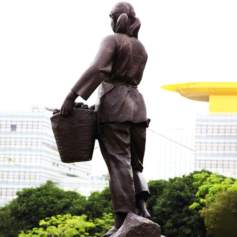 定制铸铜人物雕塑玻璃钢女孩采摘荔枝雕像户外公园采摘园绿地景观