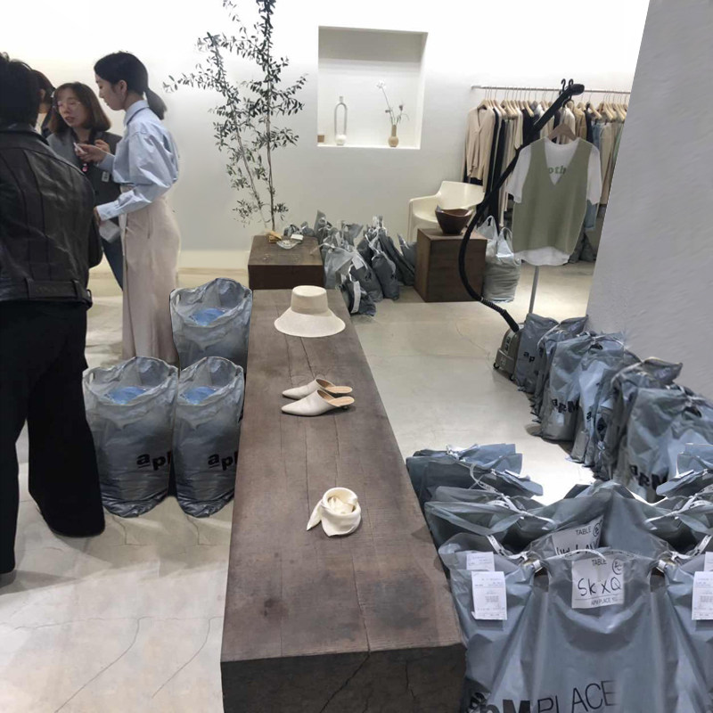 北欧服装店复古原木长条凳创意老木头墩子展示换鞋条凳展厅休息椅