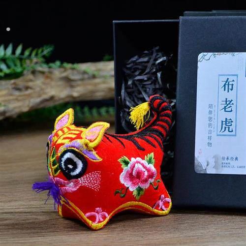 布老虎民间工艺礼品摆饰小老虎宝宝婴儿满月小礼品布艺刺绣摆件中
