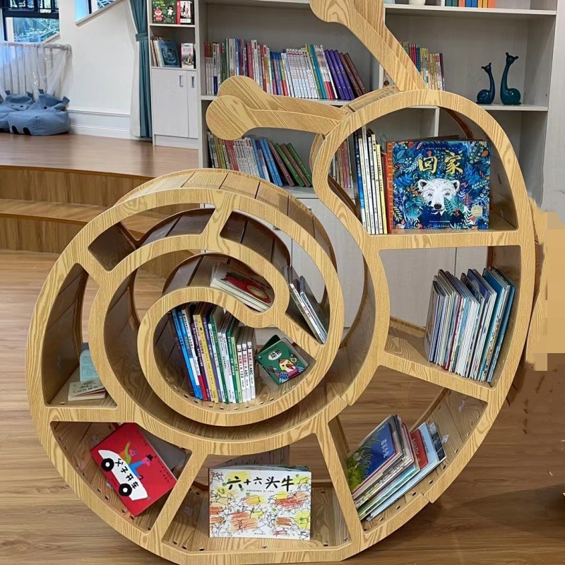 木质新款蜗牛造型落地书架双面缕空幼儿园落地隔断柜图书馆绘本架