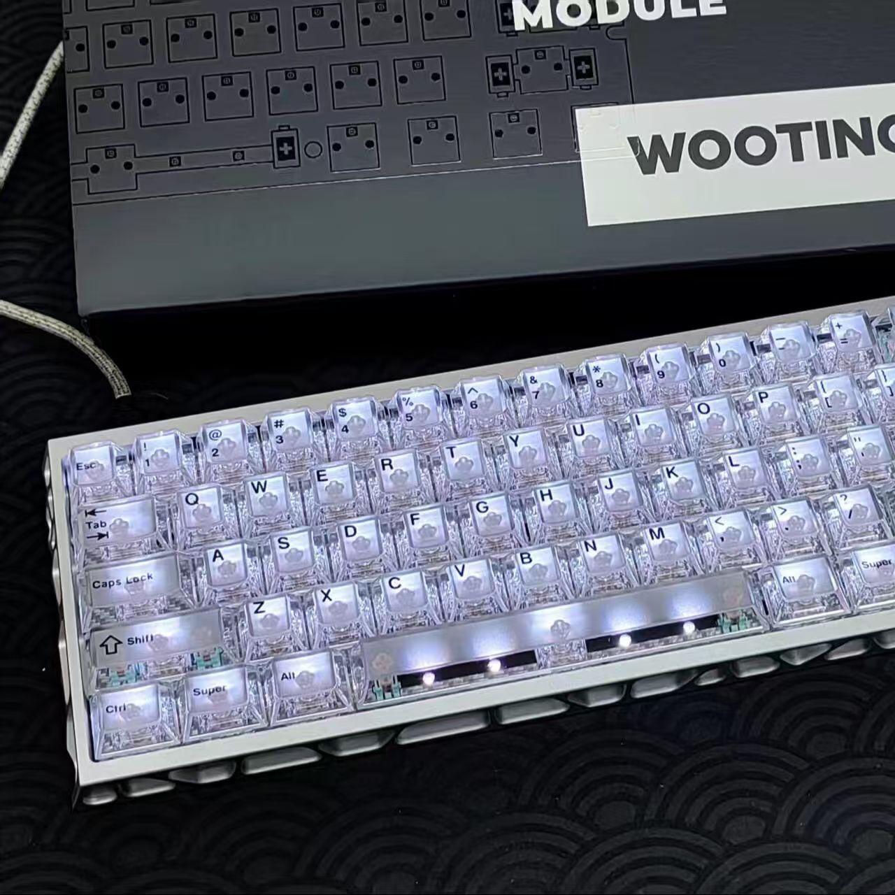 wooting60黑雾透正刻透明键帽图片