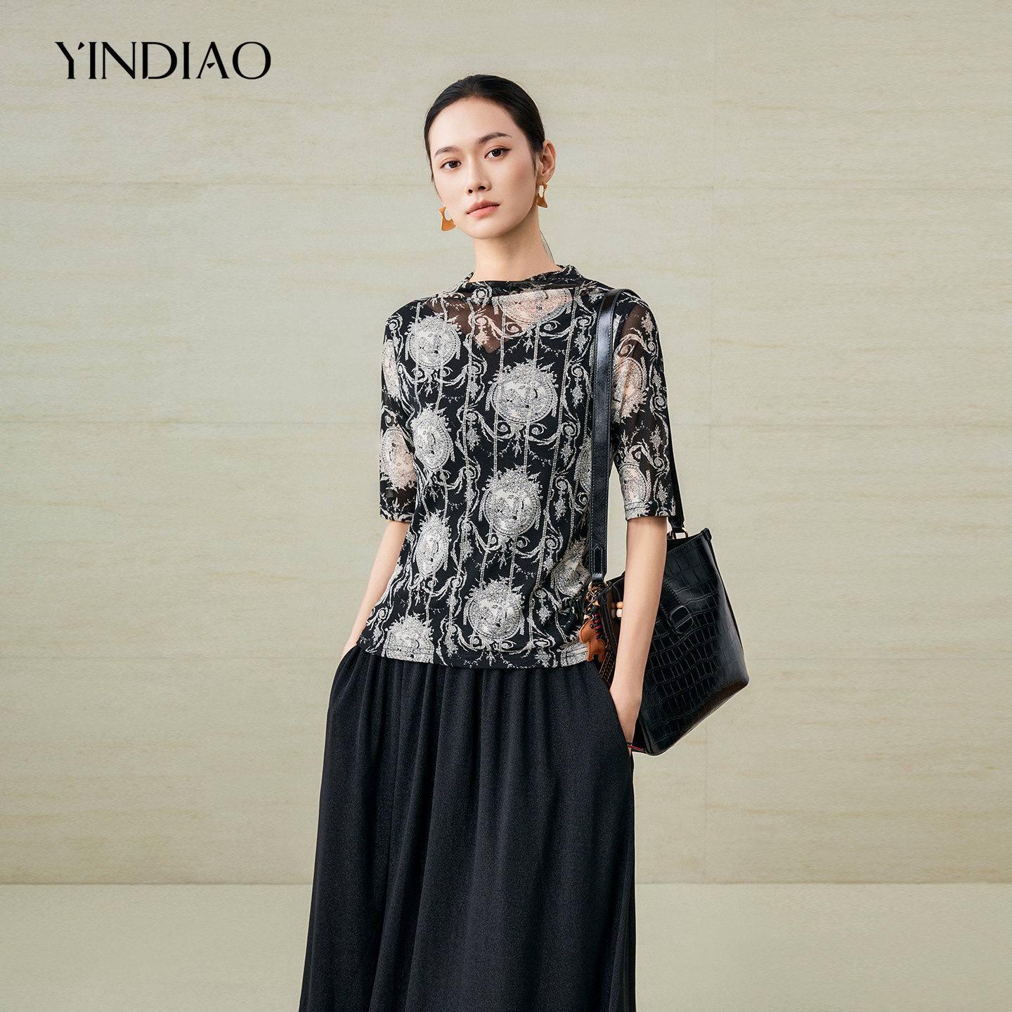 YINDIAO引调烫钻印花中袖小衫