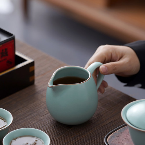 汝窑公道杯带手柄天青茶海单个家用陶瓷功夫茶具分茶器开片公平杯