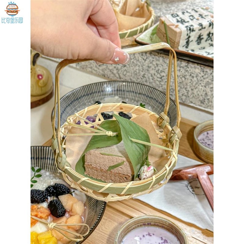 网红茉莉青提奶豆腐手提小竹篮子篮子垫纸下午茶糕点竹编圆形篮子