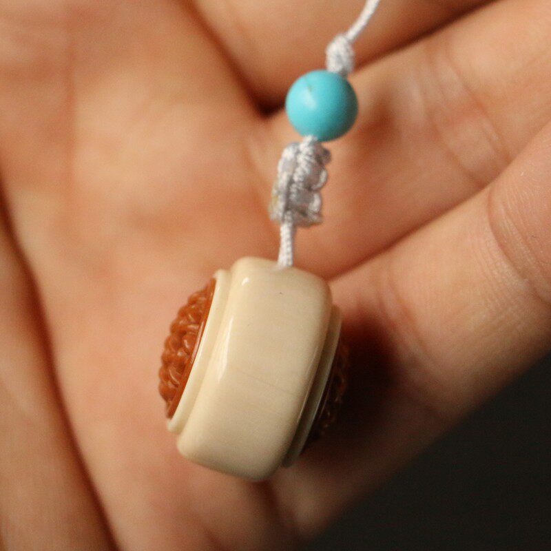 直径约2厘米猛犸牙香囊海派精工制作橄榄核蒙心手机钥匙背包挂件
