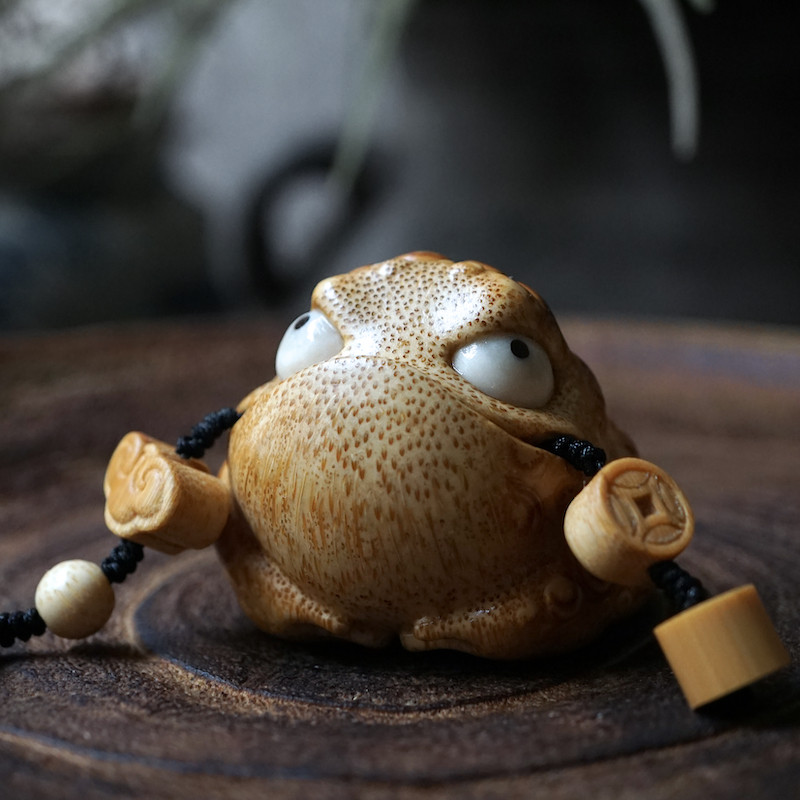 张钰北大眼鹿角镶嵌小金蟾竹根雕刻手把玩件天然招财文玩茶宠摆件