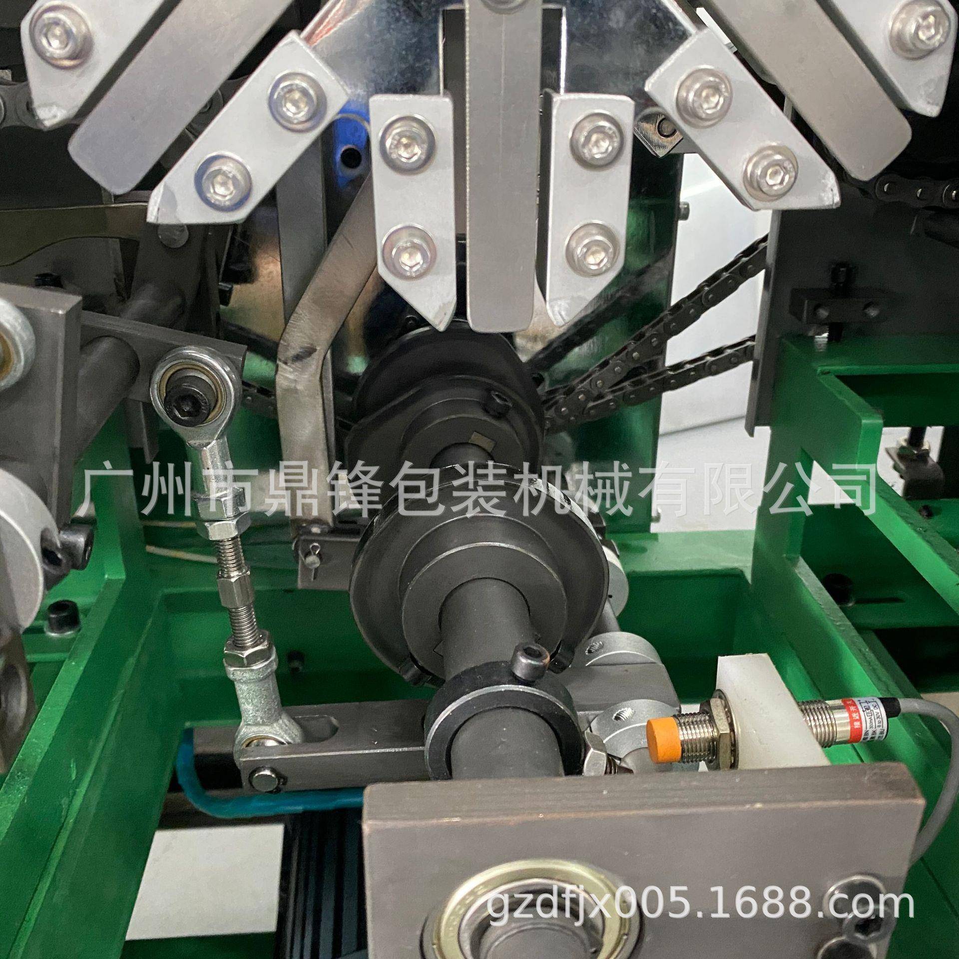 鼎锋机械手钢化玻璃膜透膜厂三维包装机家 广州鼎锋全自动烟明包