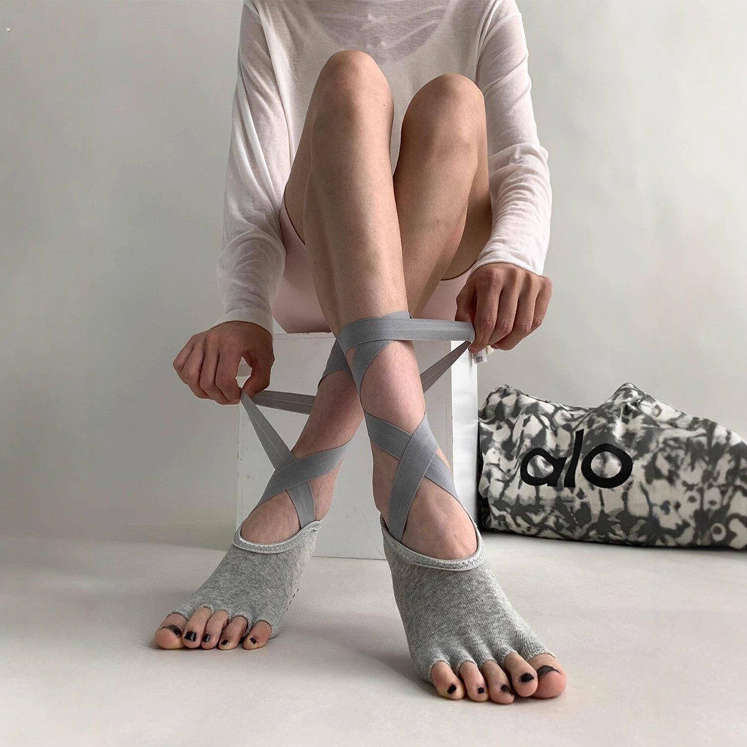 妈妈!带绑带的瑜伽袜太可爱瞭~它们让你的腿看起来更修长！防滑瑜