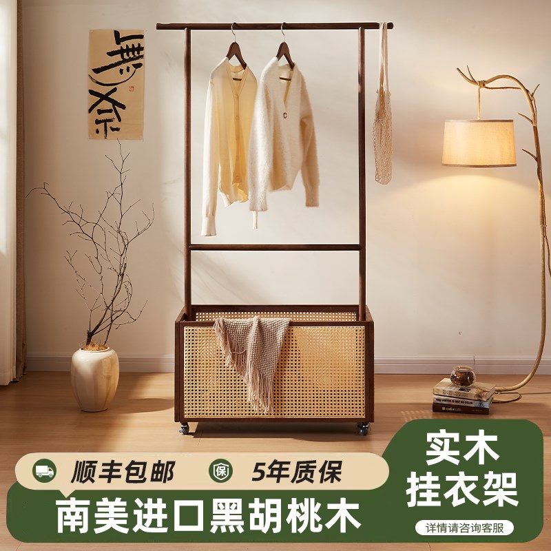 新落地衣帽架可移动收纳藤编卧室简约日式家用房间带脏衣篓挂衣架