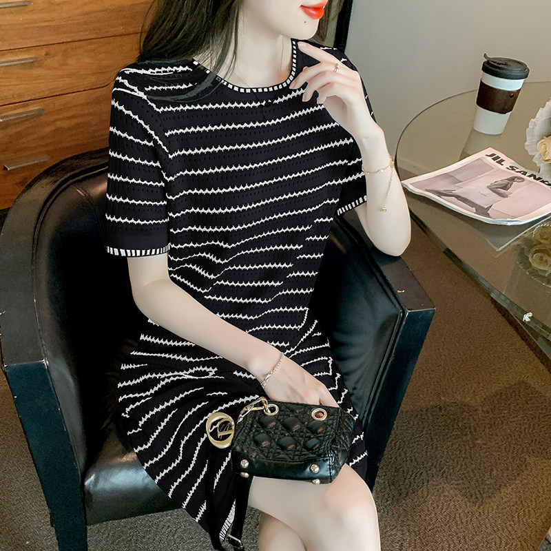 哺乳连衣裙夏季2023新款减龄显瘦条纹冰丝喂奶衣服夏天短袖辣妈款