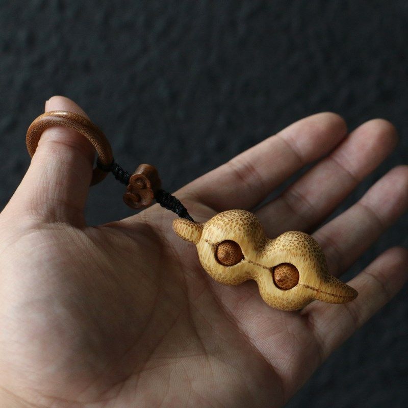 纯手工雕刻天然龙血金丝竹小豆荚手把件竹雕鱼子纹实心竹挂件把玩
