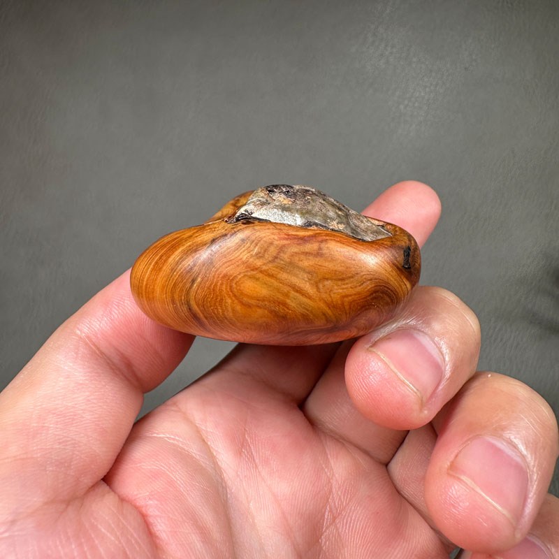 太行崖柏抱石手把件 时来运转 陈化虎皮纹男士把玩件甜香手握实权