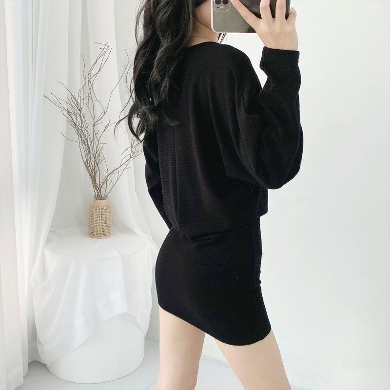 性感包臀连衣裙秋冬2024新款女人味方领修身显瘦蝙蝠毛衣裙子大码