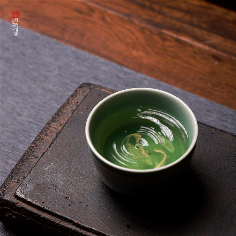龙泉窑青瓷品茗杯主人杯纯手工李波半刀泥鱼戏莲单杯陶瓷功夫茶杯
