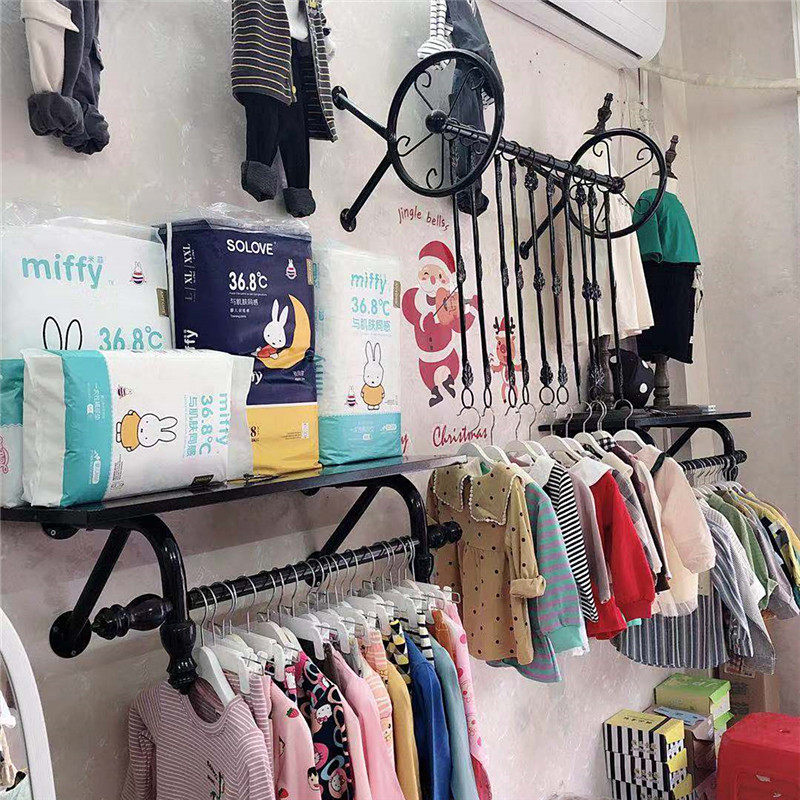 壁挂式女童服装展示架 黑色铁板侧挂设计 创意墙面挂衣架服饰陈列