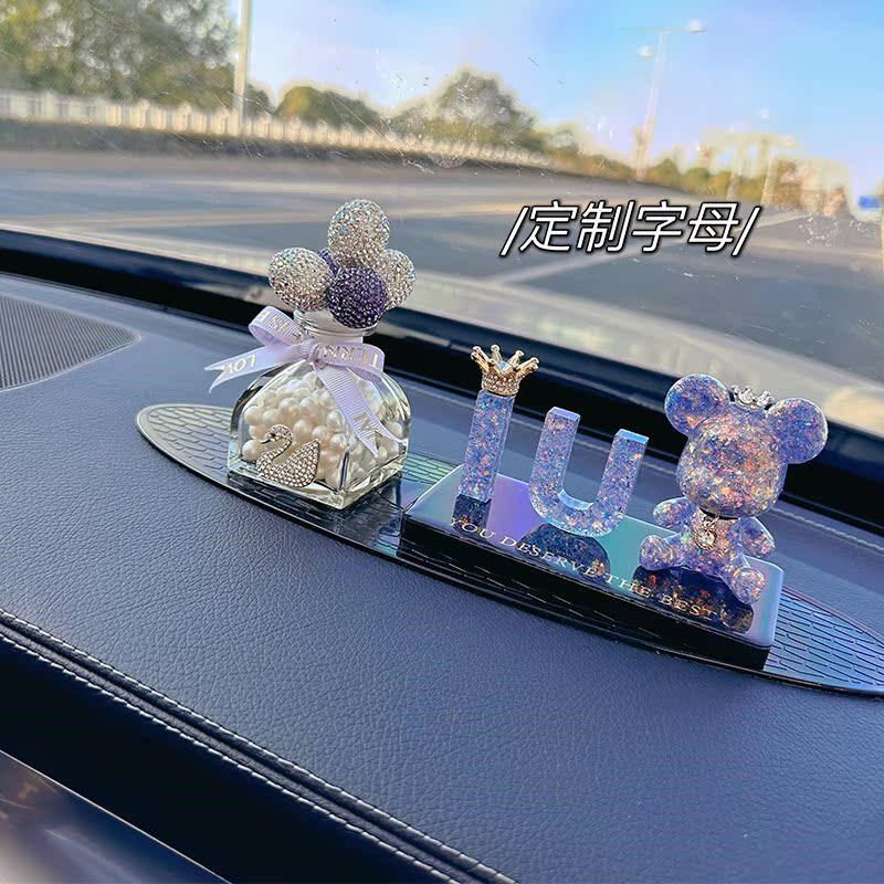 定制车载饰品摆件高级感轻奢字母水晶香薰汽车内高档摆件女神车饰