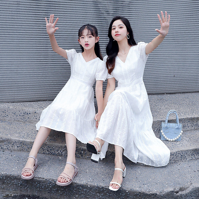 高端亲子装裙子夏装2022新款潮洋气网红母女装夏季时尚显瘦连衣裙