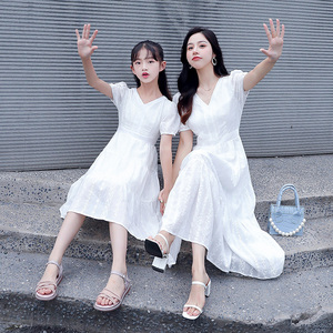 高端亲子装裙子夏装2022新款潮洋气网红母女装夏季时尚显瘦连衣裙