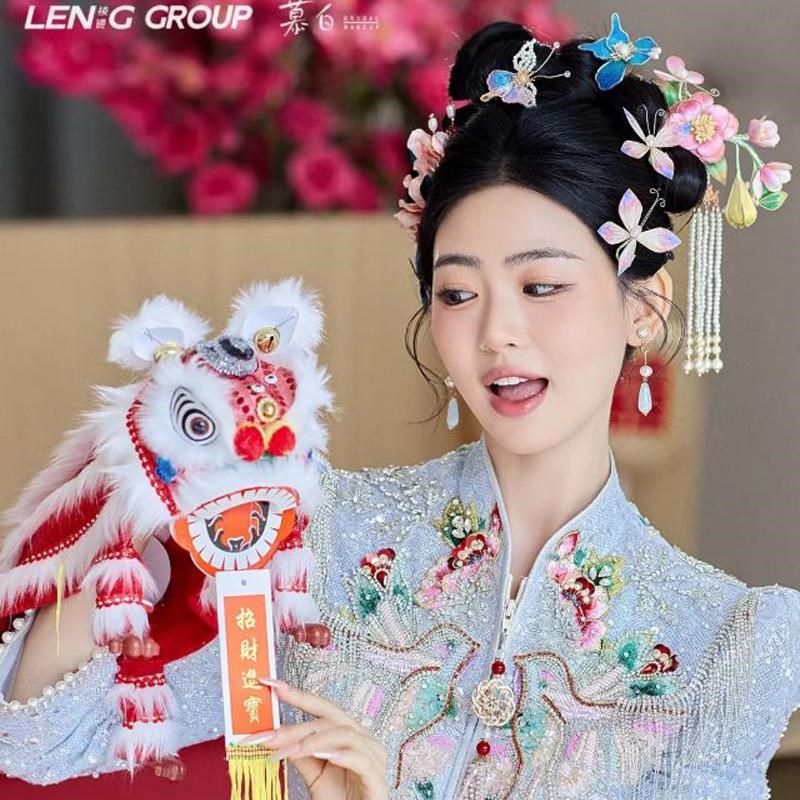 中式婚礼拍照道具提线小狮子晨袍秀禾新娘结婚出嫁摄影拍照醒狮